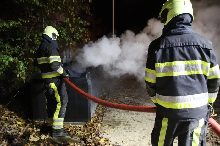 Veel rook door brand in container
