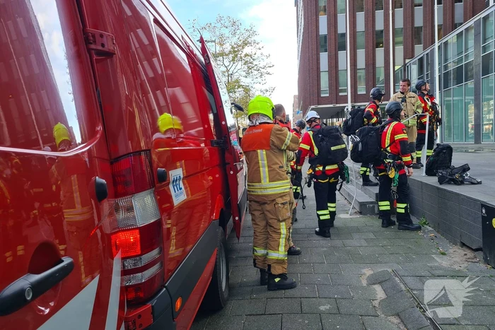 Glazenwassers door defecte lift vast op 5 hoog
