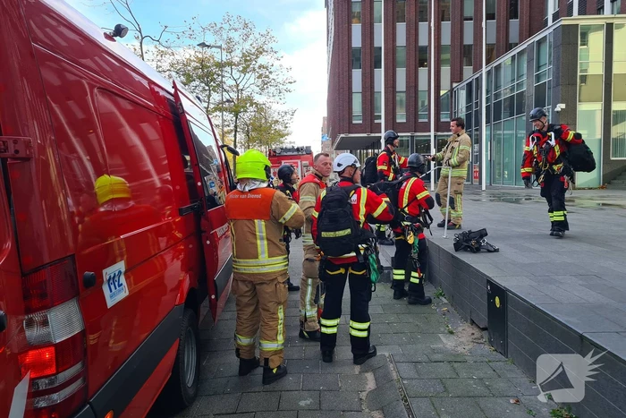 Glazenwassers door defecte lift vast op 5 hoog