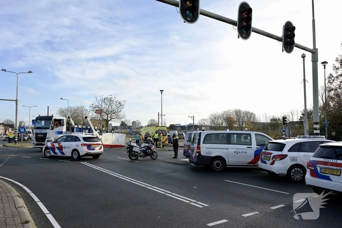 Vrouw op fiets overleden na aanrijding met vrachtwagen