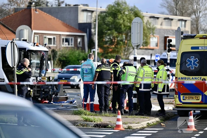 Vrouw op fiets overleden na aanrijding met vrachtwagen