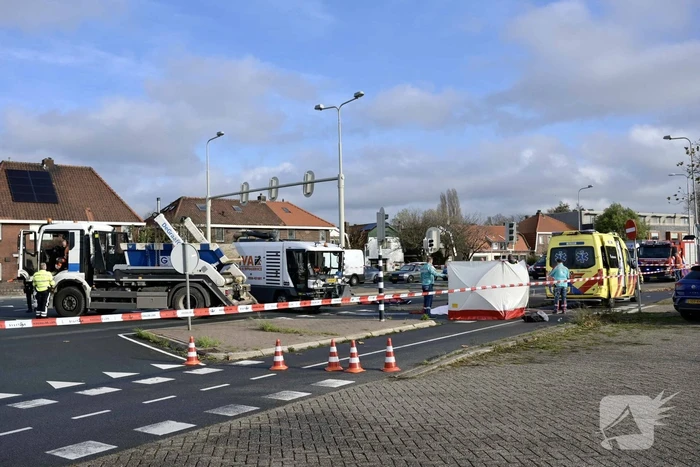 Vrouw op fiets overleden na aanrijding met vrachtwagen