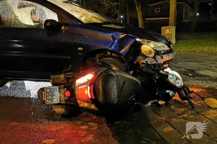 Scooterrijder en automobilist in botsing