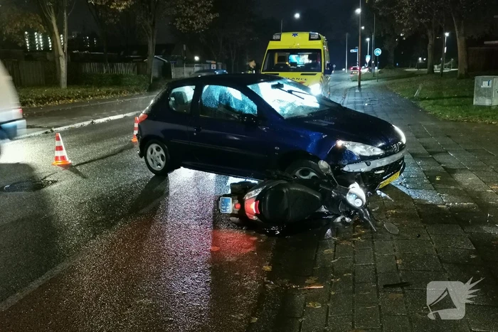 Scooterrijder en automobilist in botsing