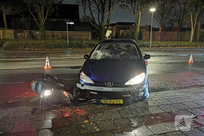 Scooterrijder en automobilist in botsing
