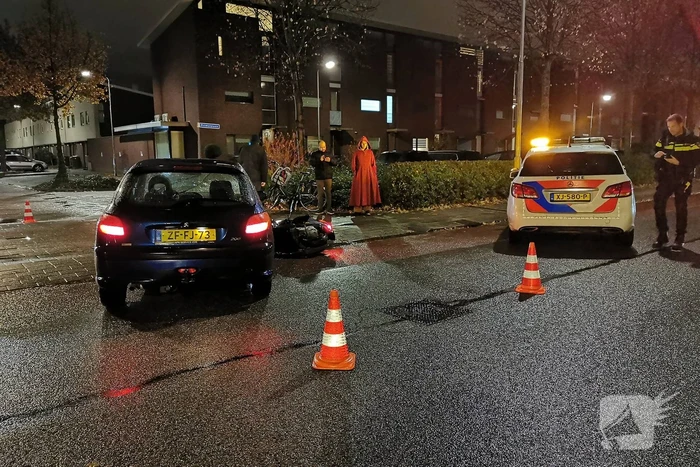 Scooterrijder en automobilist in botsing