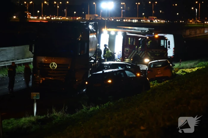 Dode bij ernstige kettingbotsing met tankwagen