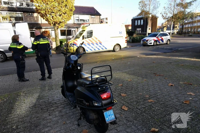 Fietser en scooterrijder botsen op elkaar