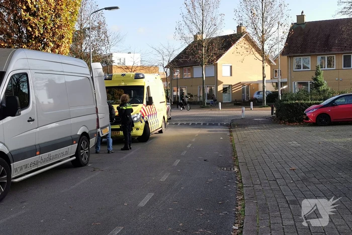 Fietser en scooterrijder botsen op elkaar