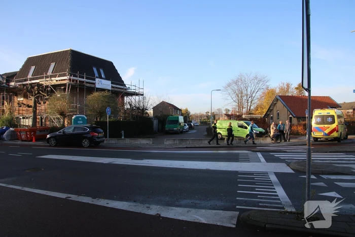 Oudere vrouw op fiets gewond door botsing met auto