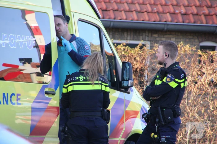 Oudere vrouw op fiets gewond door botsing met auto