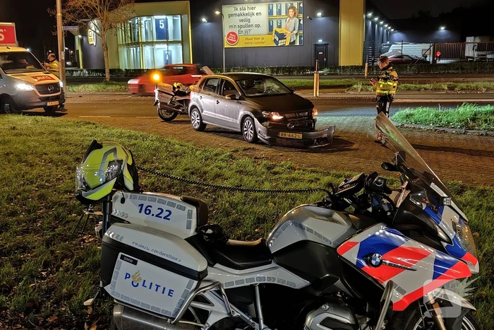 Autobestuurder botst op lantaarnpaal