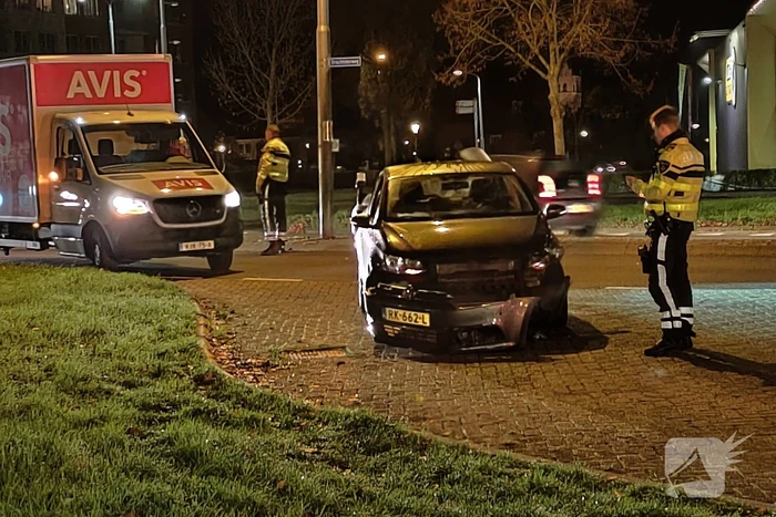 Autobestuurder botst op lantaarnpaal