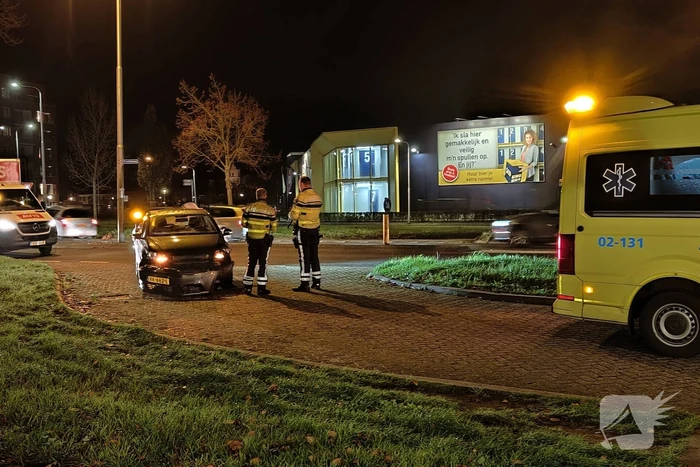 Autobestuurder botst op lantaarnpaal