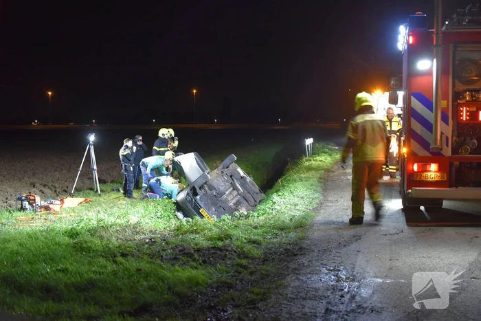Auto vliegt uit de bocht en belandt in sloot
