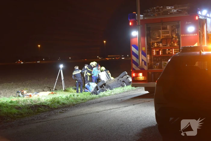 Auto vliegt uit de bocht en belandt in sloot