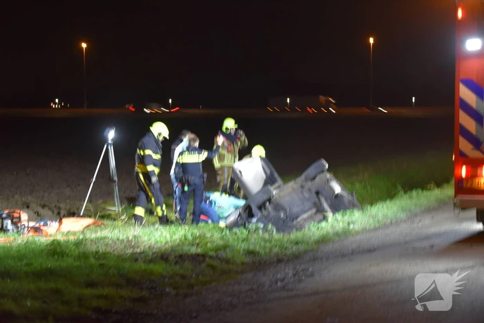 Auto vliegt uit de bocht en belandt in sloot