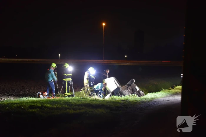 Auto vliegt uit de bocht en belandt in sloot