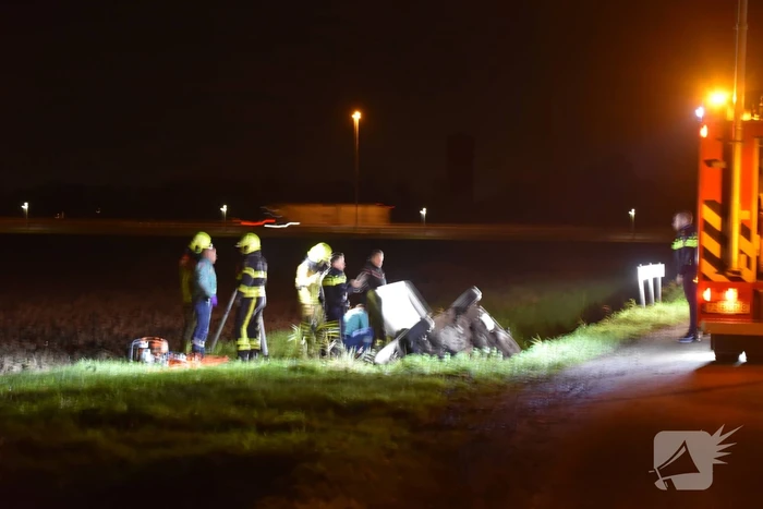 Auto vliegt uit de bocht en belandt in sloot