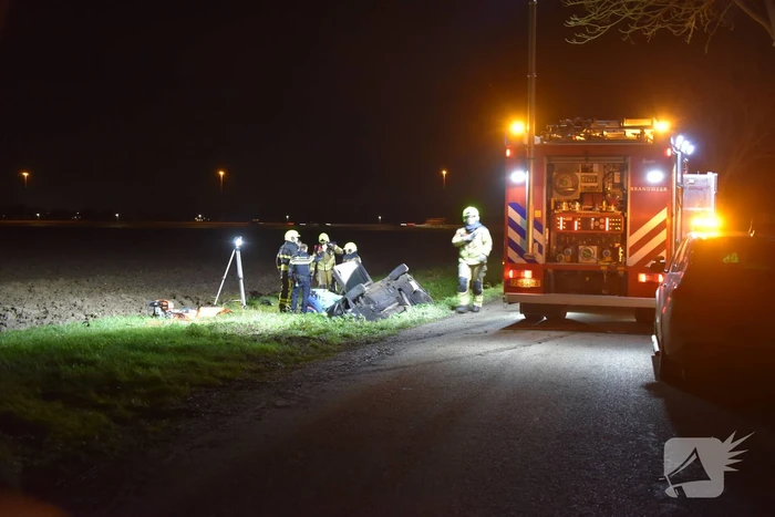 Auto vliegt uit de bocht en belandt in sloot
