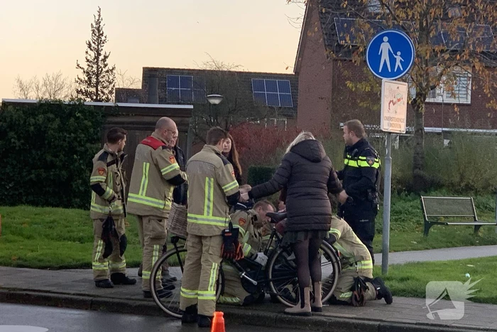 Meisje vast tussen de spaken van de fiets