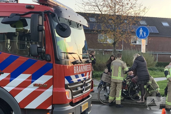Meisje vast tussen de spaken van de fiets
