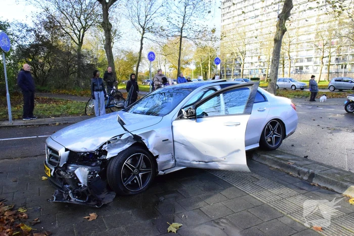 Veel schade bij ongeval tussen twee personenauto's