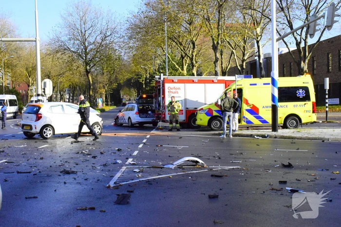 Veel schade bij ongeval tussen twee personenauto's