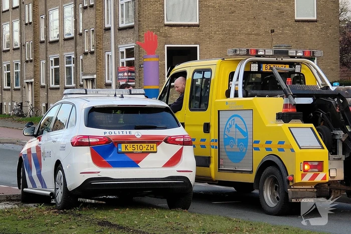 Politieauto rijdt zichzelf vast naar verkeersongeval