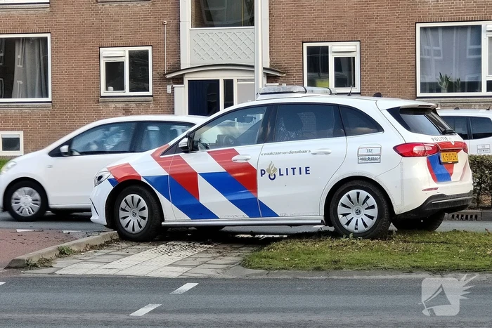 Politieauto rijdt zichzelf vast naar verkeersongeval