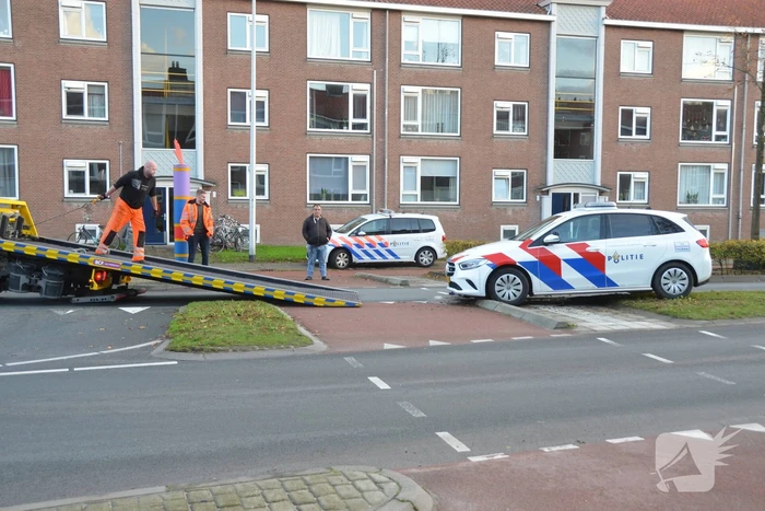 Politieauto rijdt zichzelf vast naar verkeersongeval