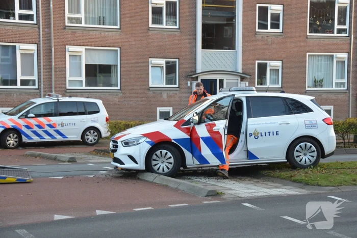 Politieauto rijdt zichzelf vast naar verkeersongeval