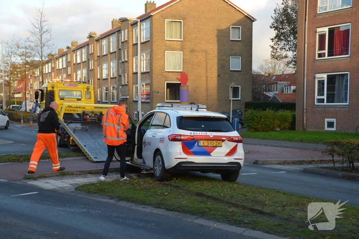 Politieauto rijdt zichzelf vast naar verkeersongeval