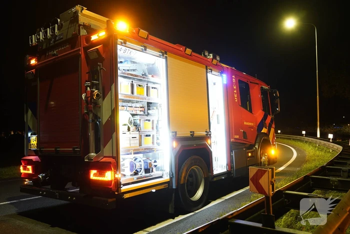 Rookwolken trekken over snelweg bij buitenbrand