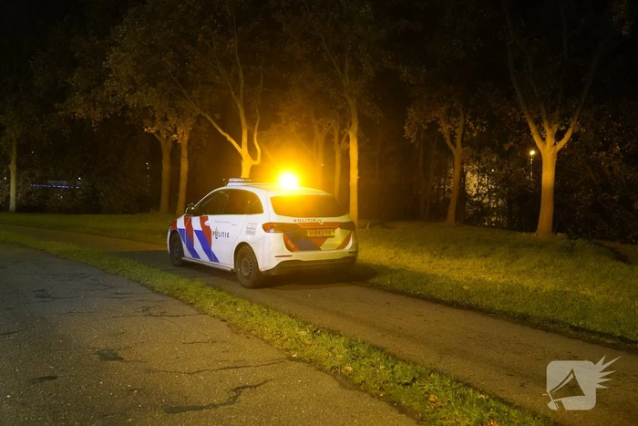 Rookwolken trekken over snelweg bij buitenbrand