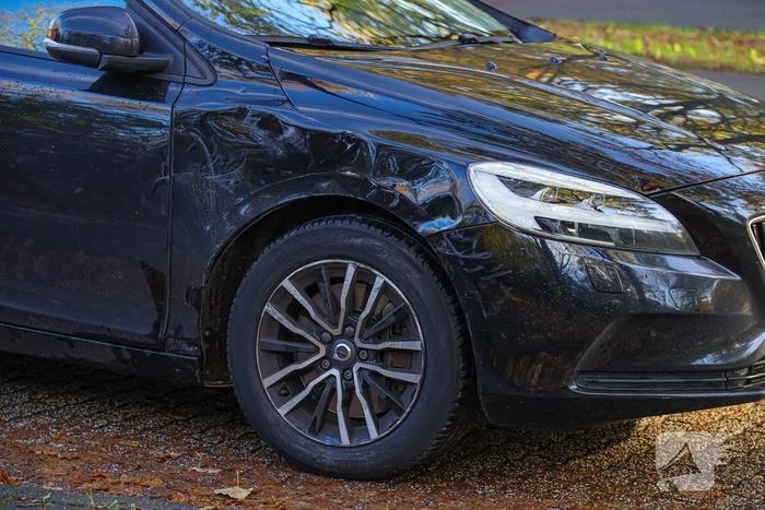 Automobilist botst tegen boom