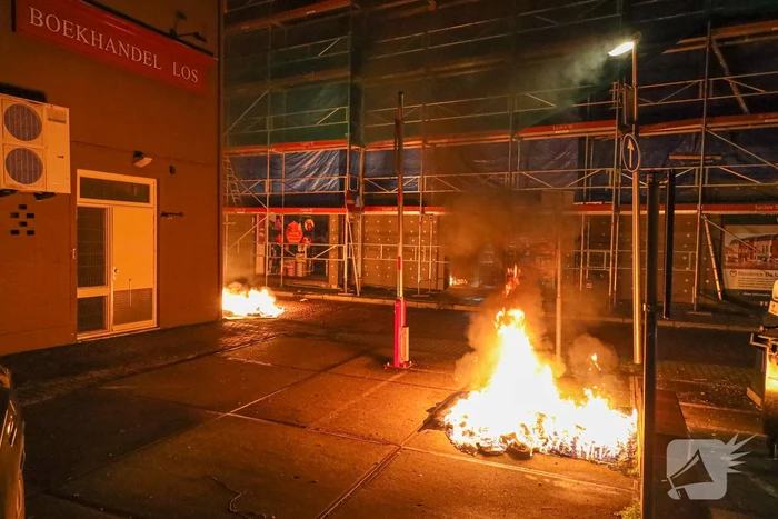 Twee containers in vlammen op