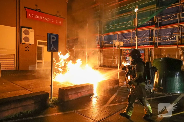 Twee containers in vlammen op