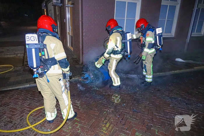 Twee containers in vlammen op