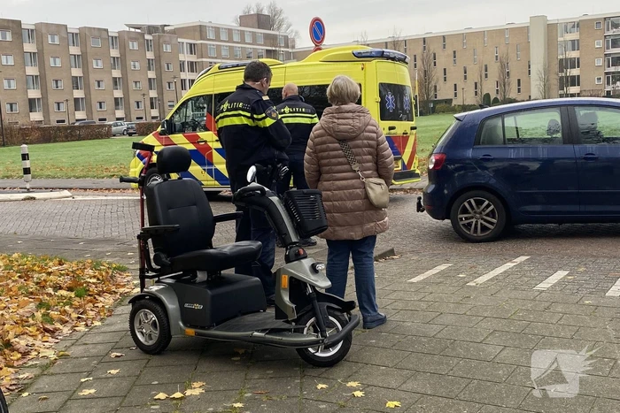 Persoon in scootmobiel gewond bij botsing met auto