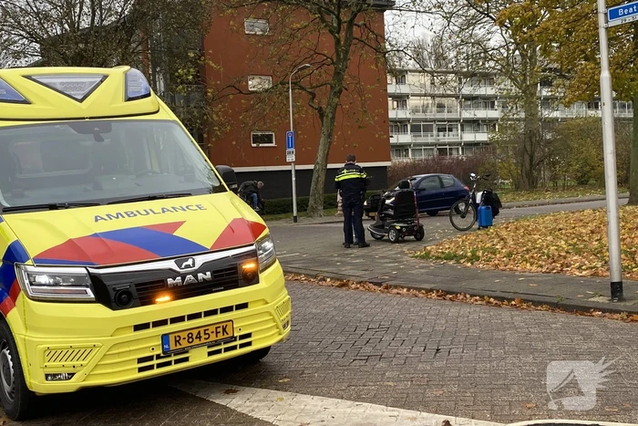 Persoon in scootmobiel gewond bij botsing met auto
