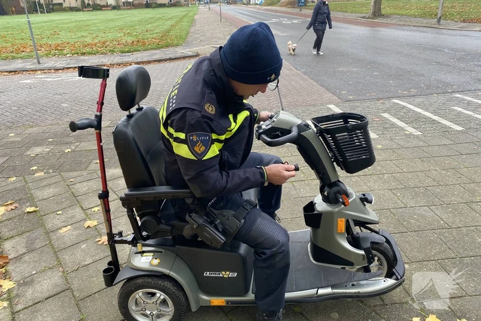 Persoon in scootmobiel gewond bij botsing met auto