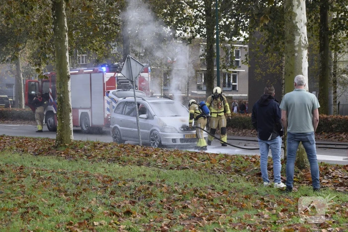 Personenauto vat vlam tijdens rijden