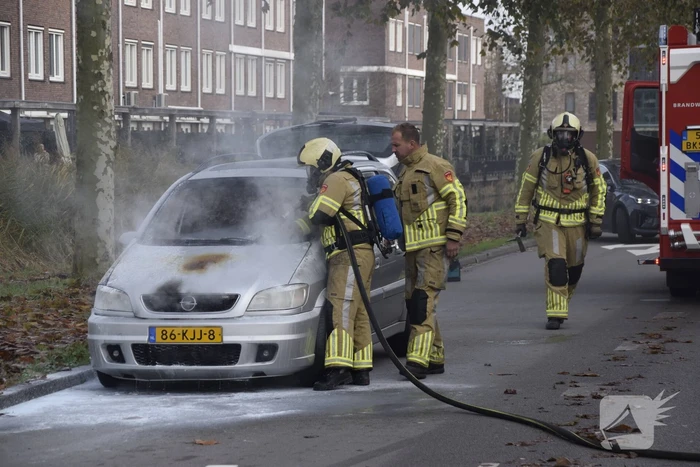 Personenauto vat vlam tijdens rijden