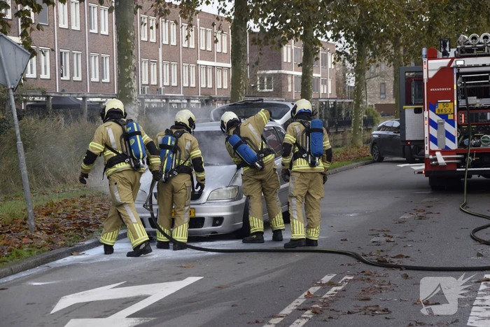 Personenauto vat vlam tijdens rijden