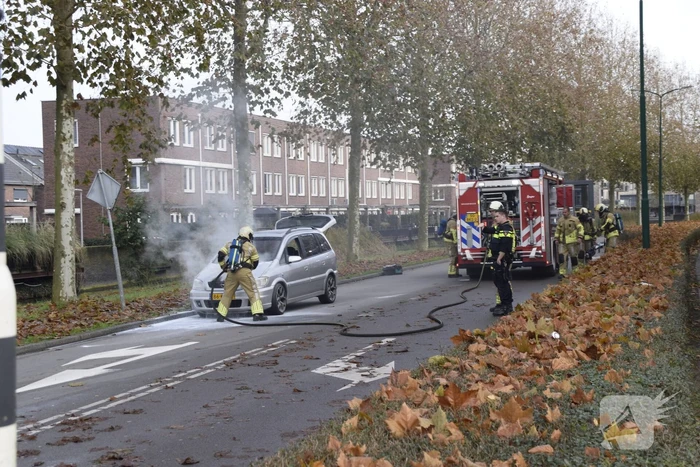 Personenauto vat vlam tijdens rijden