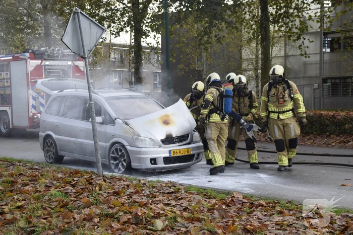 Personenauto vat vlam tijdens rijden