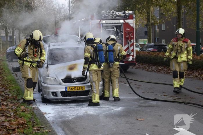 Personenauto vat vlam tijdens rijden