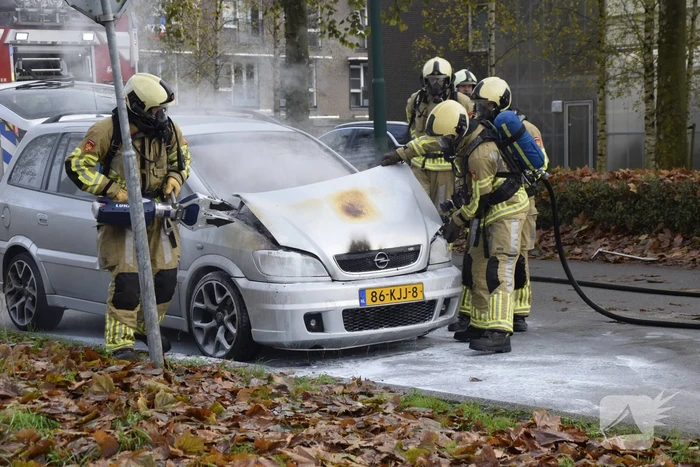 Personenauto vat vlam tijdens rijden