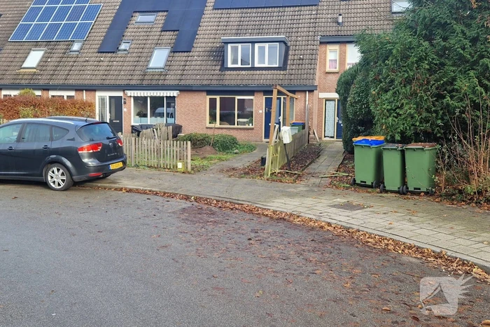 Automobilist schrikt en rijdt tuin in